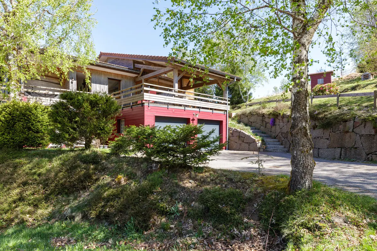 Le chalet côté parking, avec le garage et les escaliers de pierre