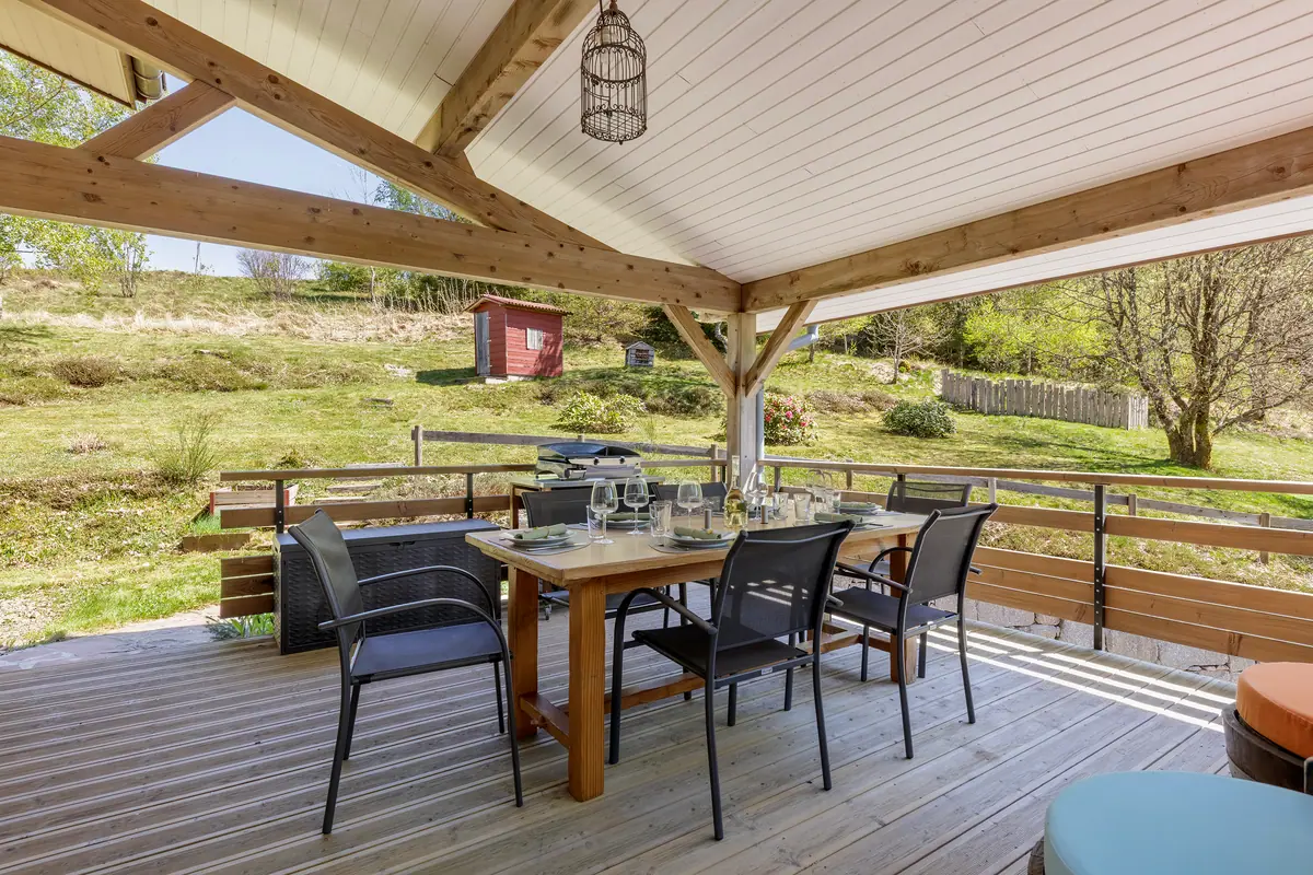 Terrasse couverte avec grande table et plancha