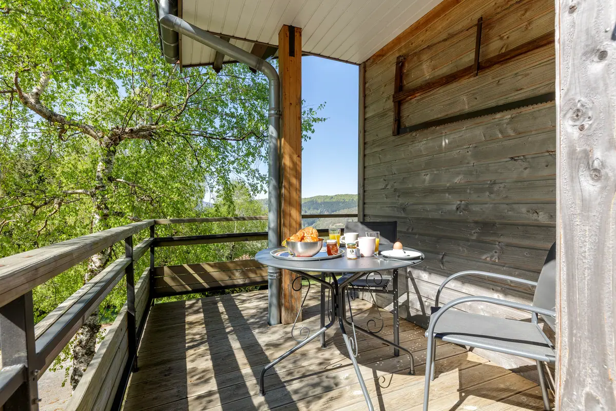 Petit-déjeuner sur le balcon face à la vallée