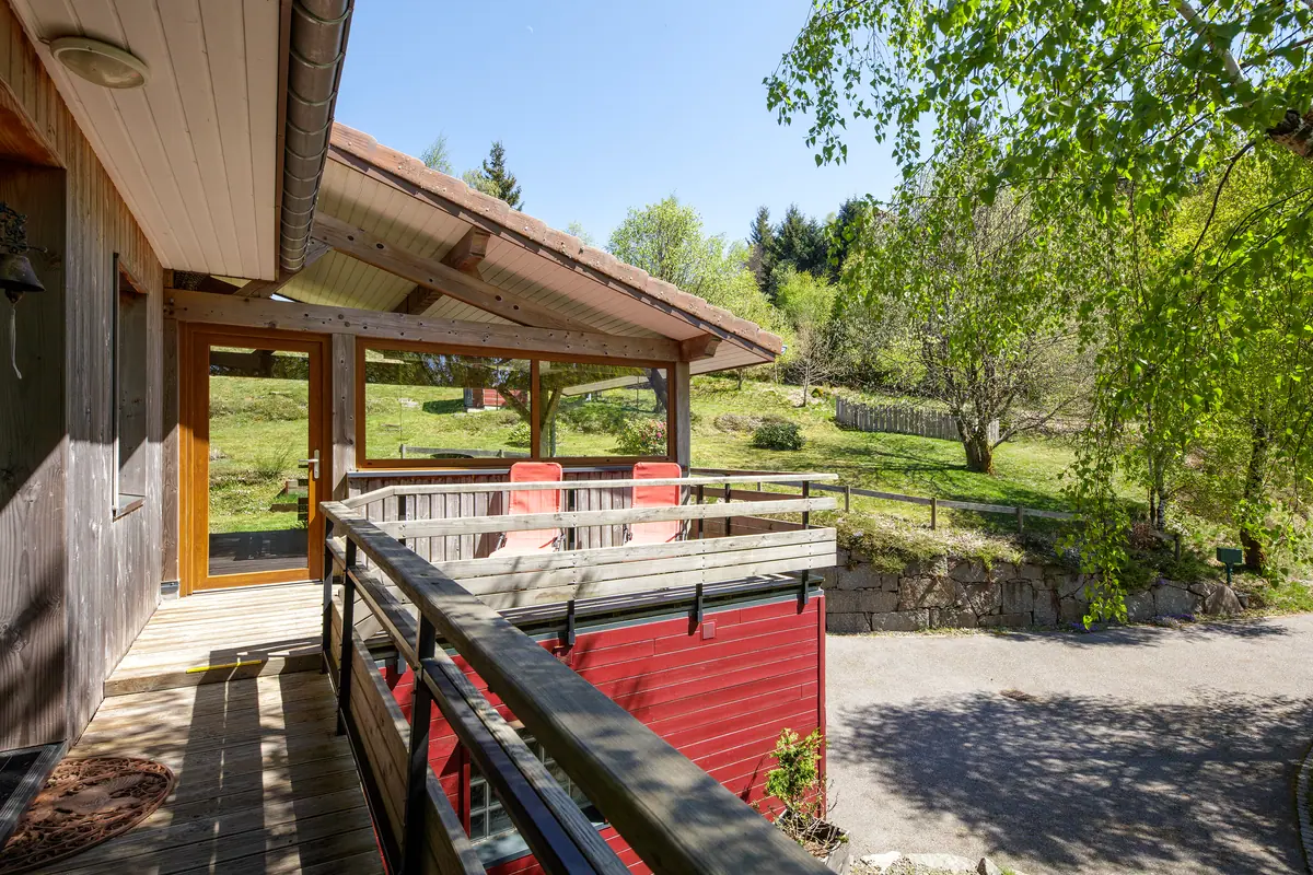 Le balcon en bois qui longe le chalet, vers les terrasses
