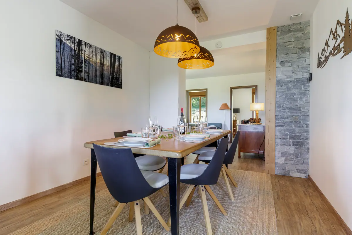 Salle à manger, grande table en bois pour six personnes