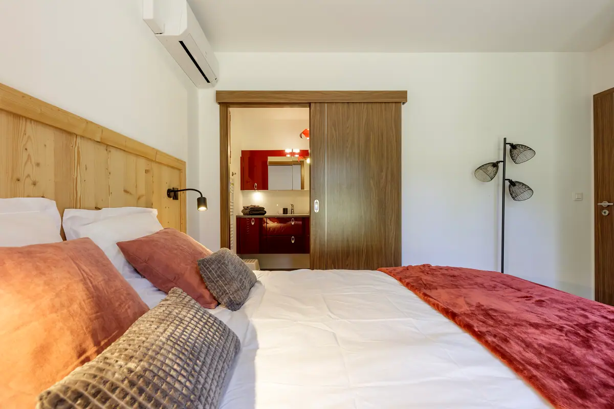 Chambre 1 avec lit queen-size et salle de bains attenante