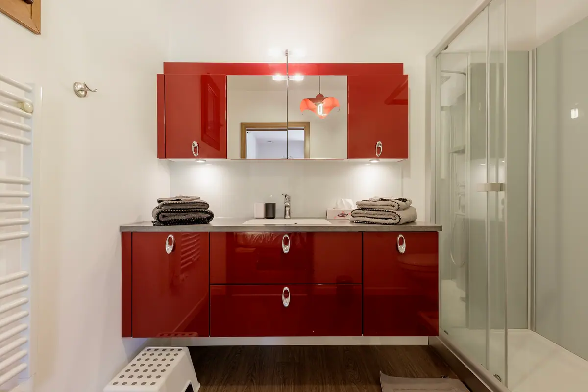 Salle de bains 1, meuble laqué rouge falun et douche