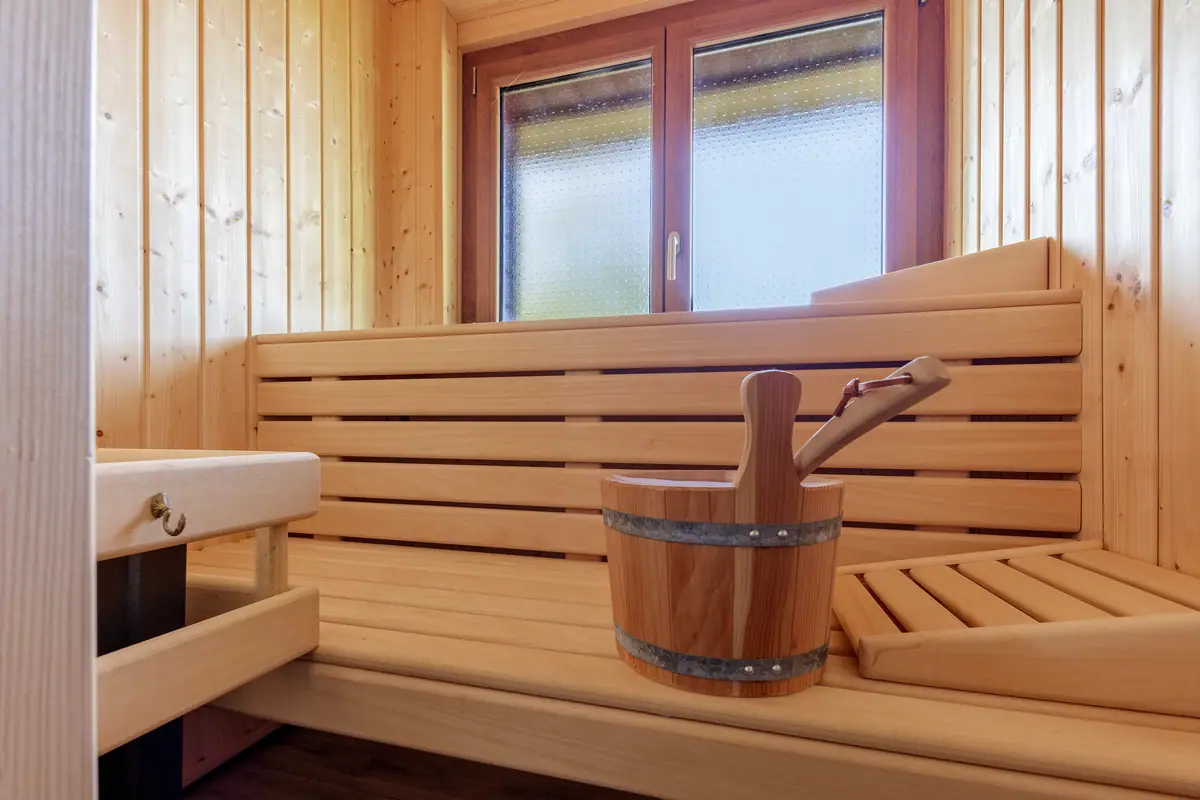 Le sauna en bois avec seau et louche