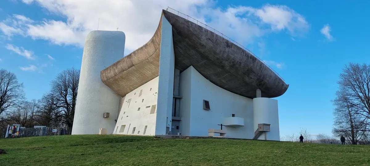 La chapelle Notre-Dame-du-Haut de Ronchamp, œuvre de Le Corbusier